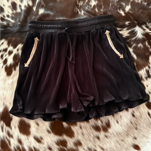 Elegant Black Pleated Women's Western Trim Shorts - Picture 1 of 7
